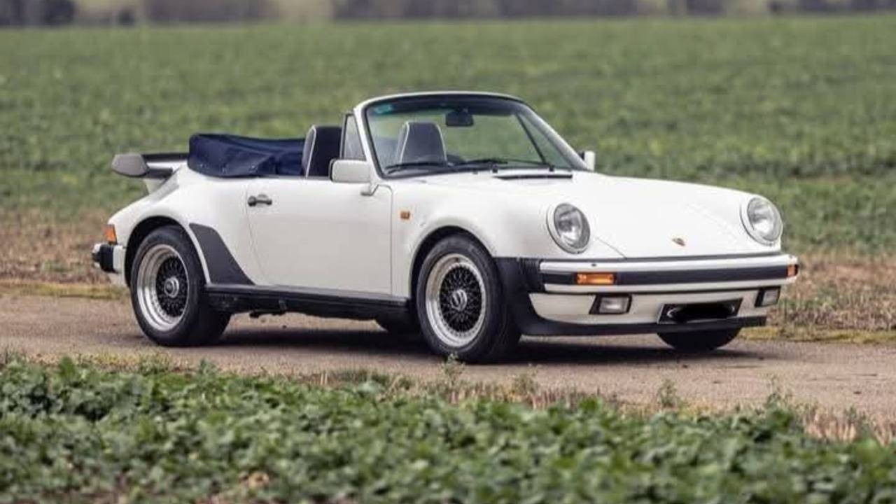 Porsche 911 Carrera Cabriolet 3.2 Turbo M/T 1989: Simfoni Kecepatan dan Gaya di Era Keemasan.