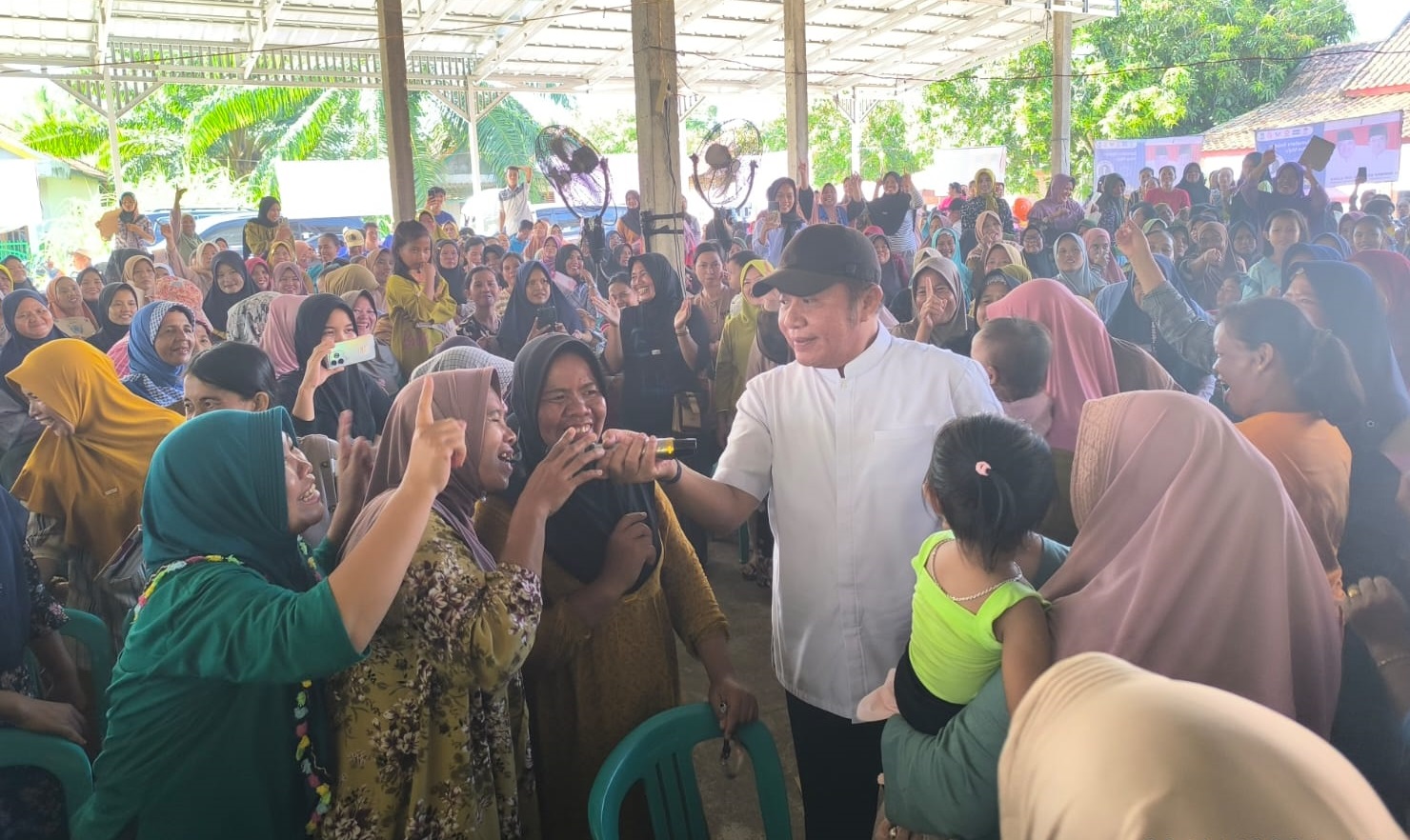 Antusias Warga Sanga Desa Kabupaten Muba Sambut Kampanye Dialogis Cagub Sumsel Herman Deru