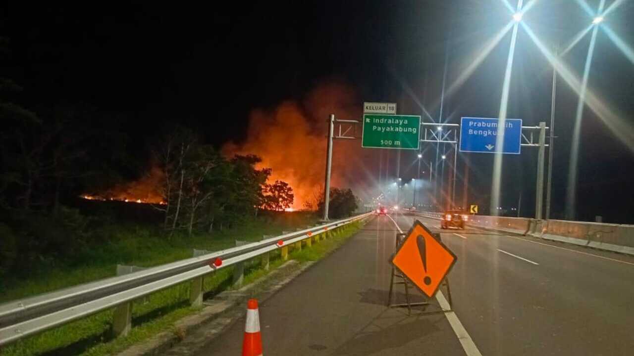 Api Kembali Berkobar di Lahan Semak Belukar Tak Jauh Dari Tol Palindra