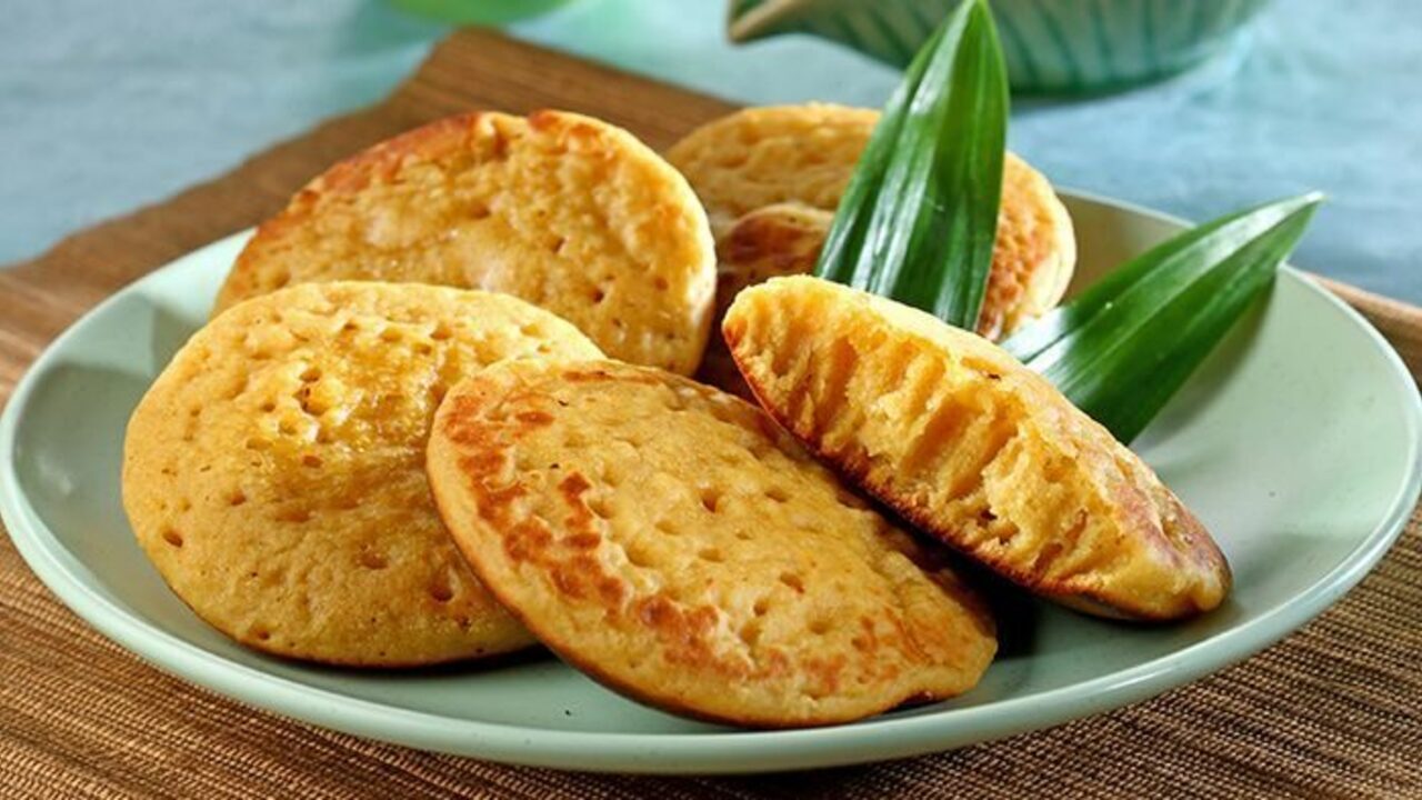 Tradisi dan Rasa yang Tak Lekang Waktu: Kue Apem, Sajian Legendaris Nusantara