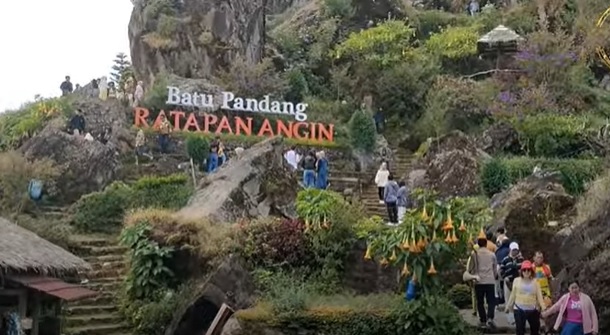 Terbang Tinggi dengan Batu Pandang Ratapan Angin di Jawa Tengah, Menyaksikan Keajaiban Alam Dieng