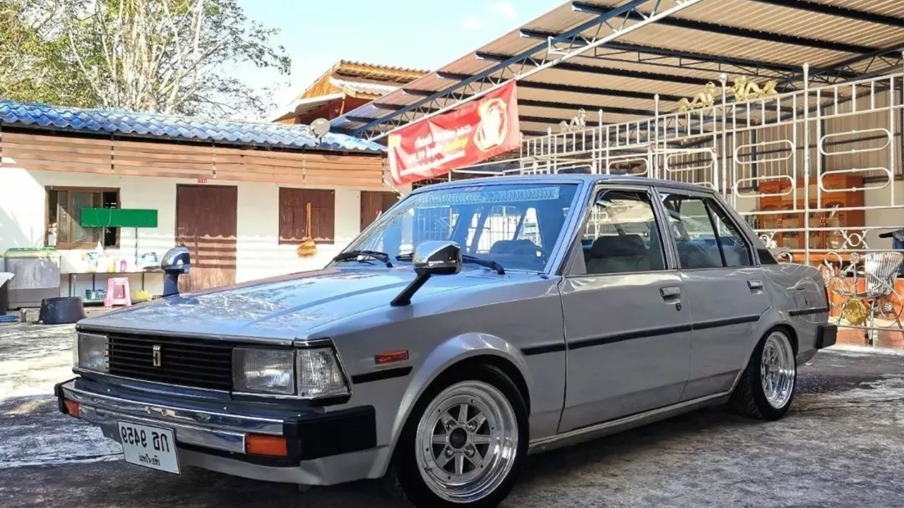 Toyota Corolla DX KE70: Ikon Retro yang Tetap Diminati di Dunia Otomotif Indonesia