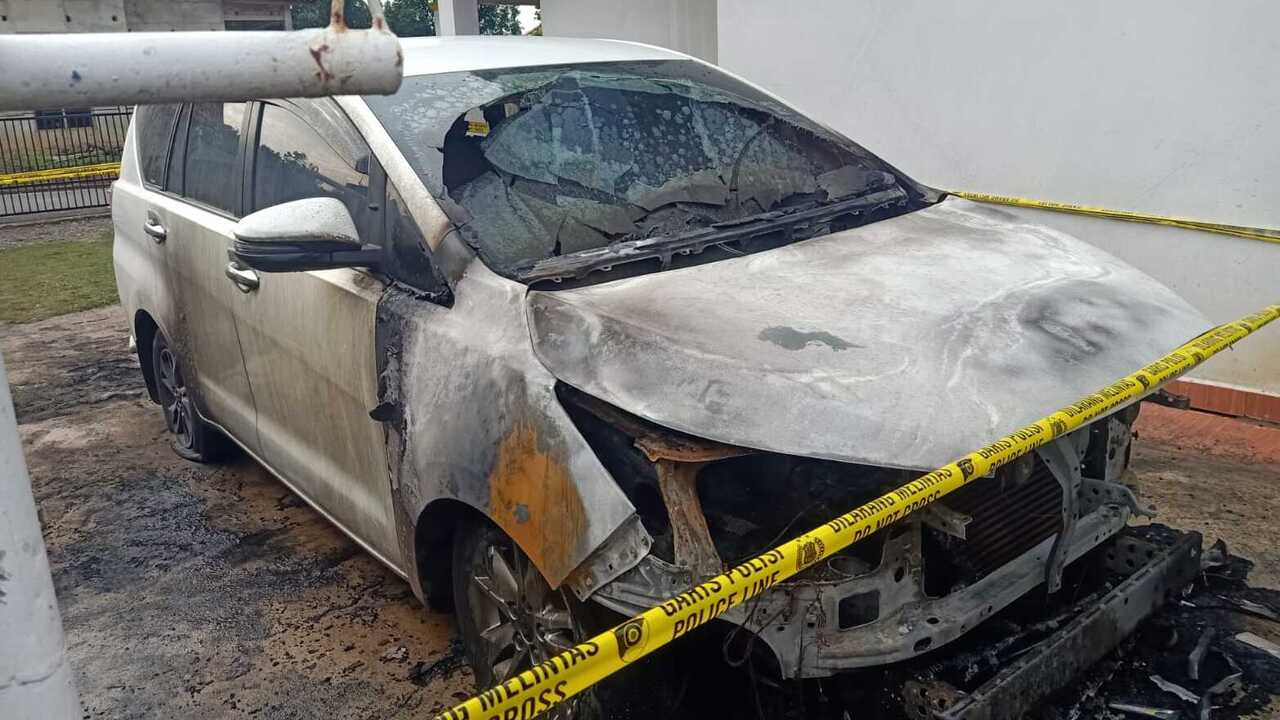 Heboh !!! Mobil Advokat di Prabumulih Terbakar