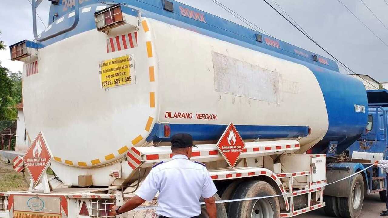 Tim Gabungan Tertibkan Kendaraan Over Tonase di Ruas Jalan Sungai Lilin - Keluang