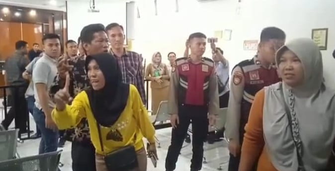 Sidang Putusan Guru Sularno Kisruh di PN Lubuklinggau, Keluarga Korban Meradang Tak Terima Putusan Hakim...