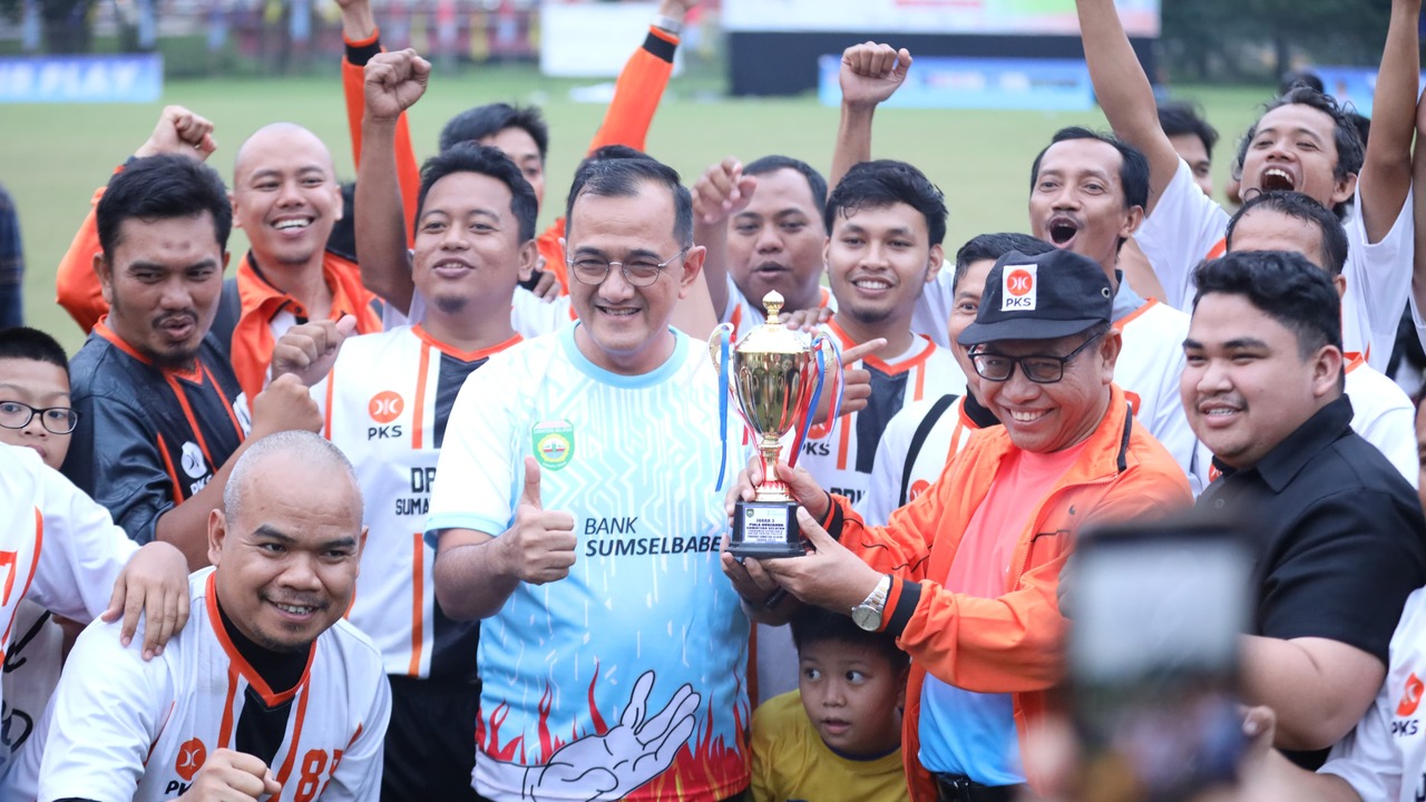 Sekda Edward Candra Tutup Turnamen Sepak Bola Antar Partai Politik Sumsel