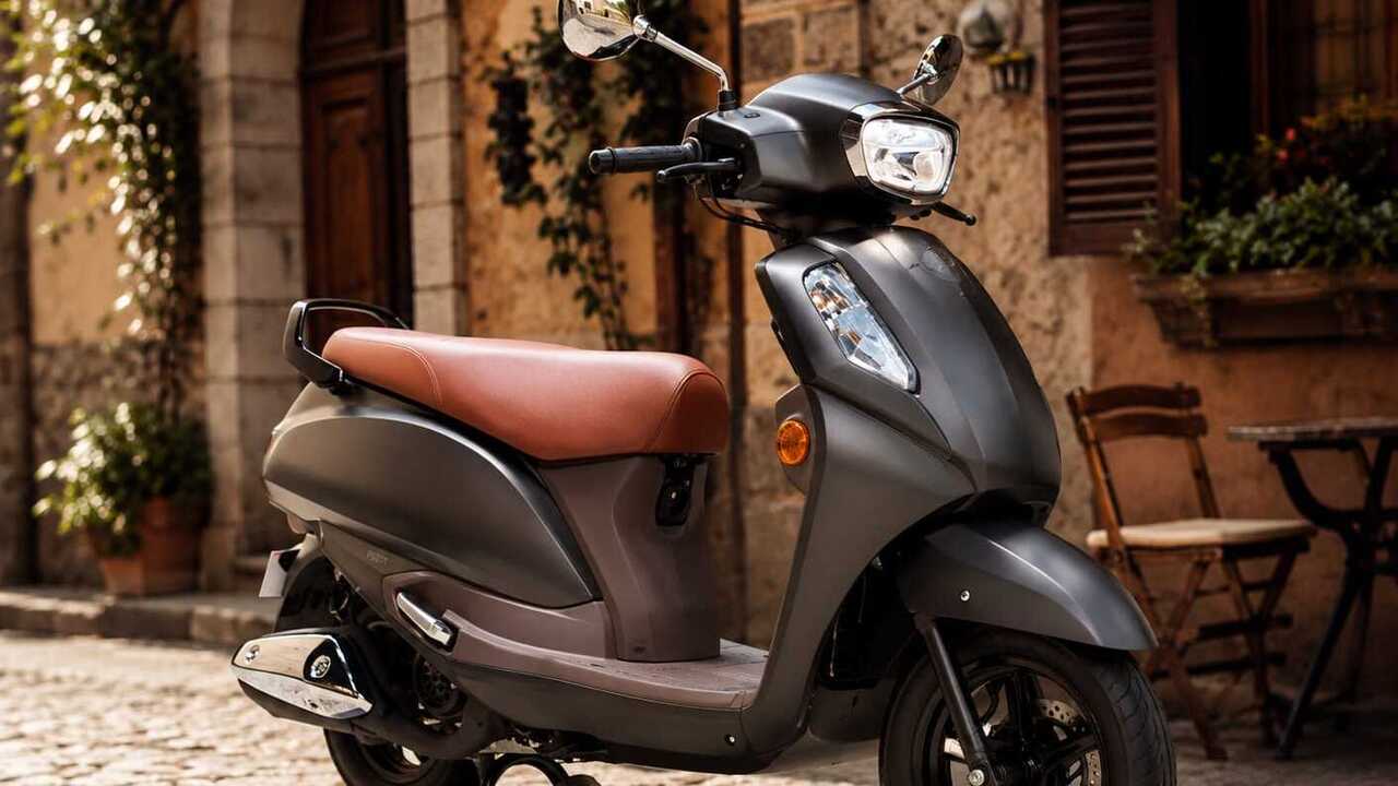 Motor Mirip Vespa Ini Bikin Heboh, Suzuki Access 125 Sampai Inden Sebulan!
