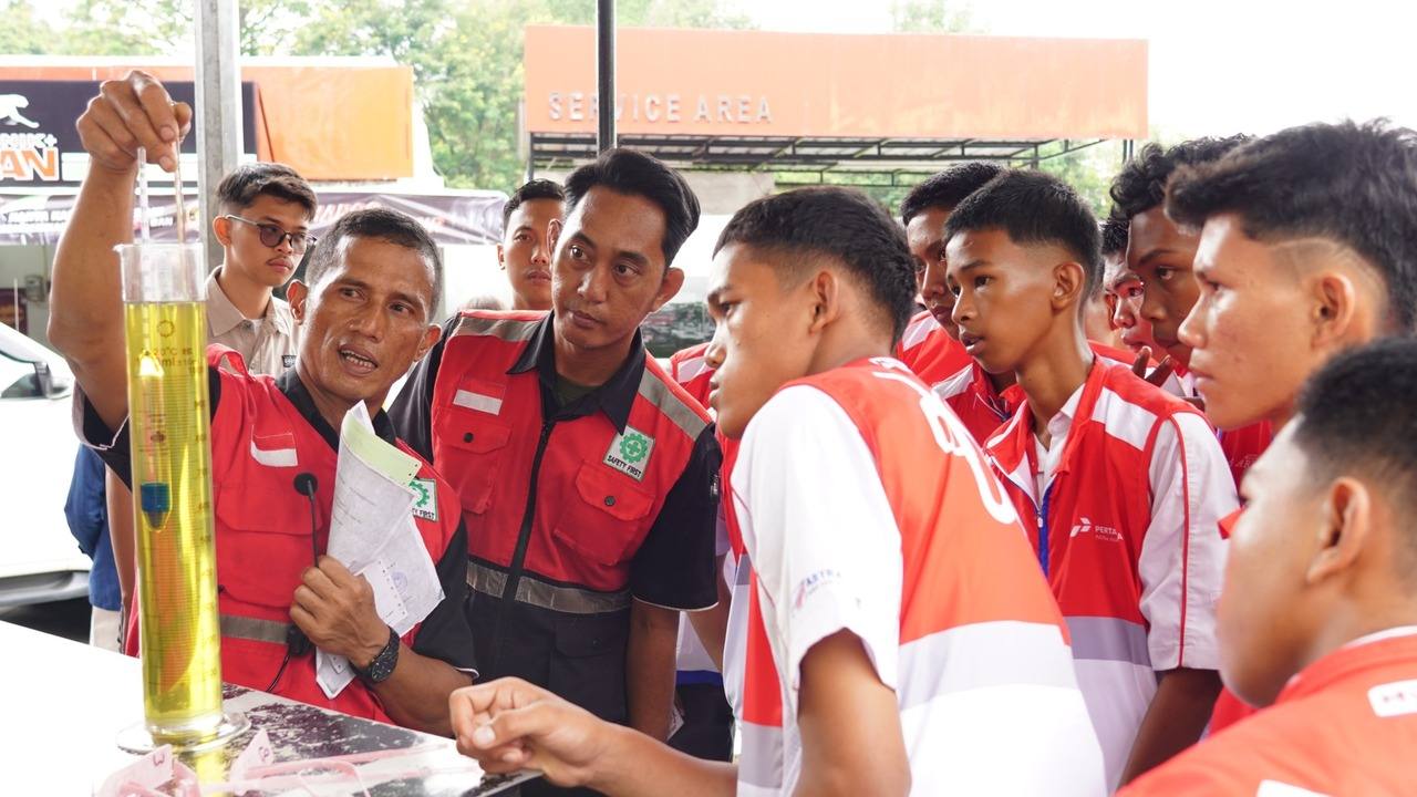 Pertamina Patra Niaga Regional Sumbagsel Kenalkan Standar Layanan SPBU kepada Siswa SMK di Palembang Lewat Pan