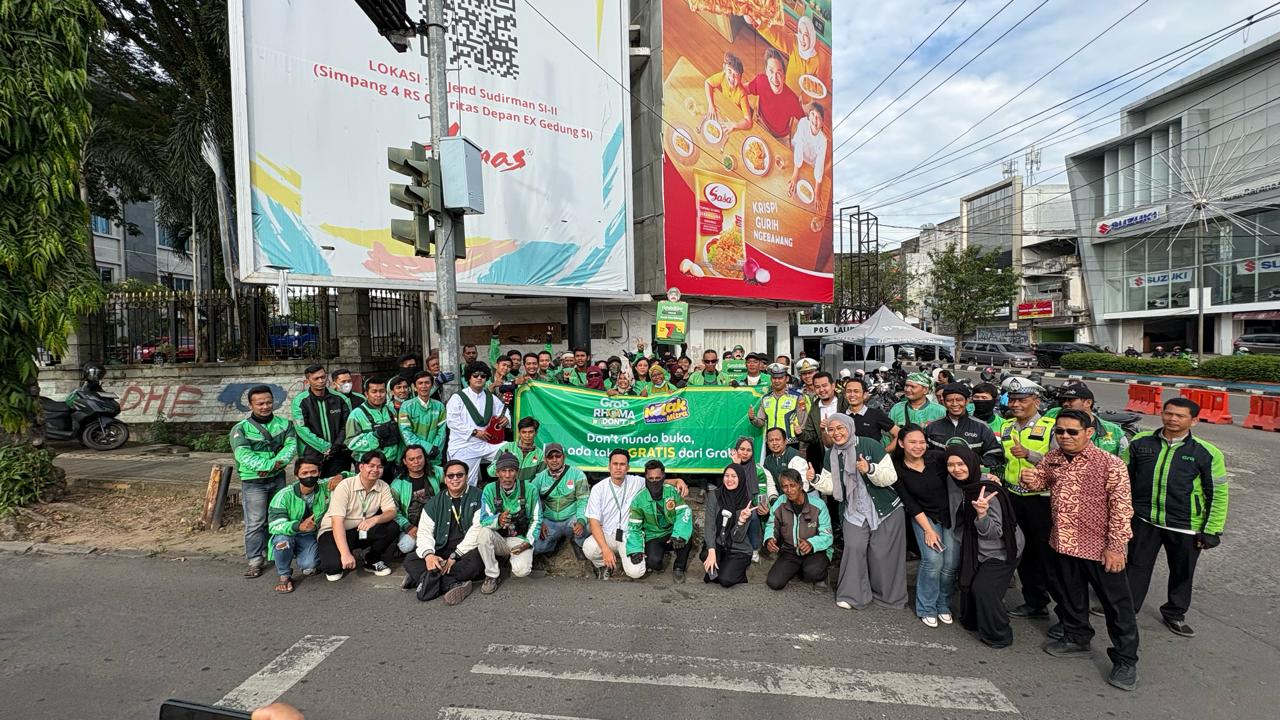 Solidaritas Mitra Grab Palembang Warnai Ramadan Lewat Aksi Berbagi Ratusan Takjil