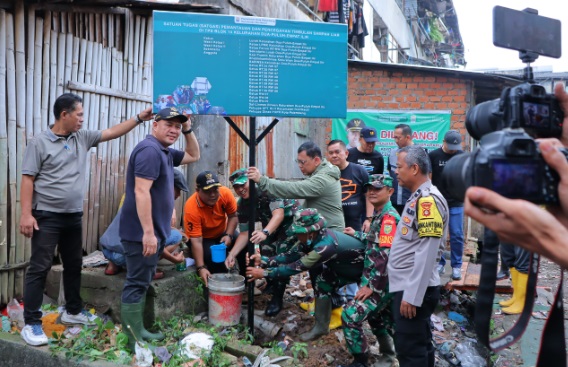 Pj Walikota Palembang Tinjau Gotong Royong Jumat Bersih di Sekanak dan Rumah Susun