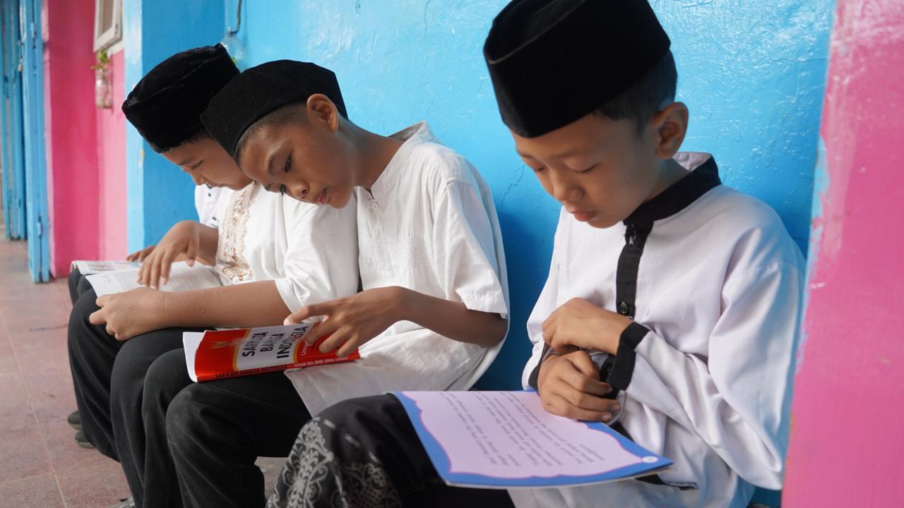 Dukung Pendidikan Inklusif dan Berkelanjutan, PTBA Salurkan Beasiswa Ayo Sekolah