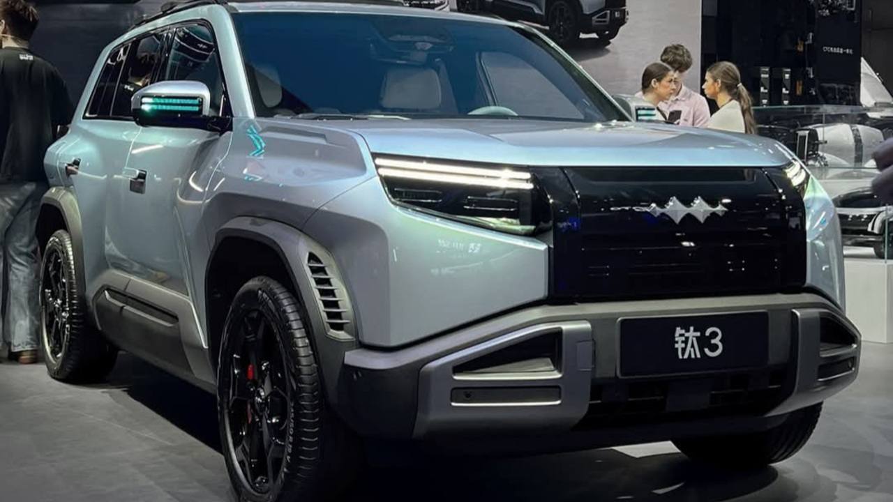 BYD Fangchengbao Titanium 3: SUV Kompak Futuristik dengan DNA Off-Road, Siap Mengguncang Pasar.