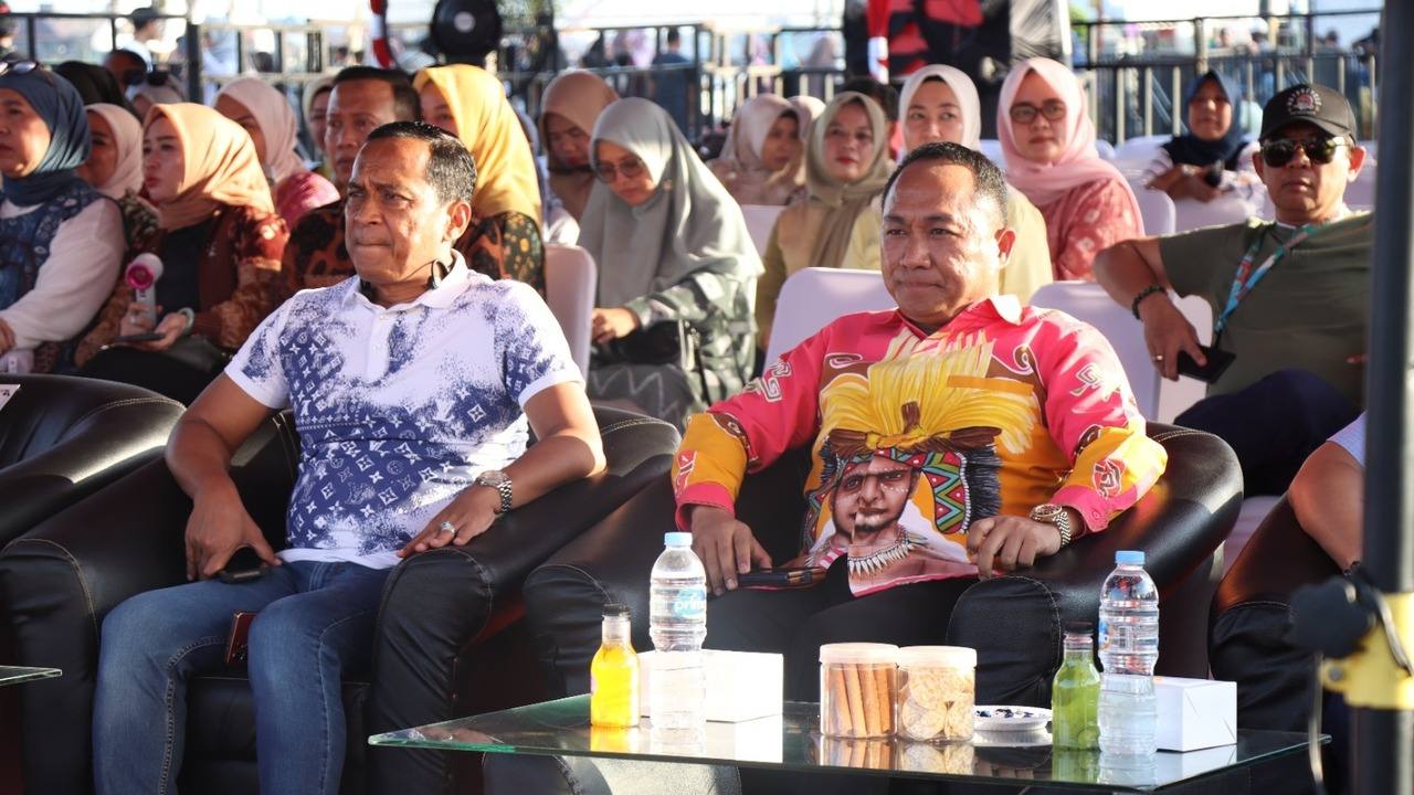 Kemenkum Sumsel Serahkan Sertifikat Hak Cipta Dua Motif Batik Milik LPP Palembang