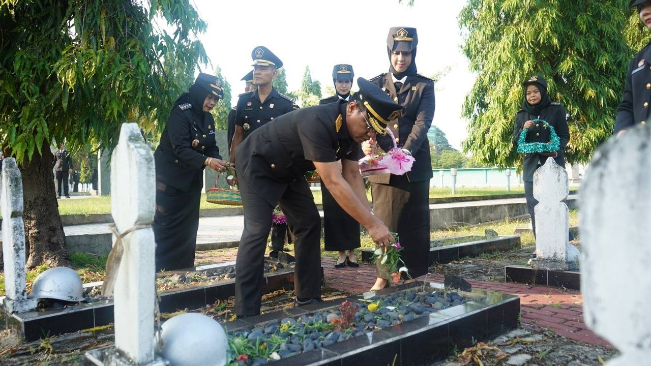Kanwil Kemenkum Sumsel Gelar Tabur Bunga di TMP Ksatria Ksetra Siguntang, Peringati Hari Pengayoman ke-80