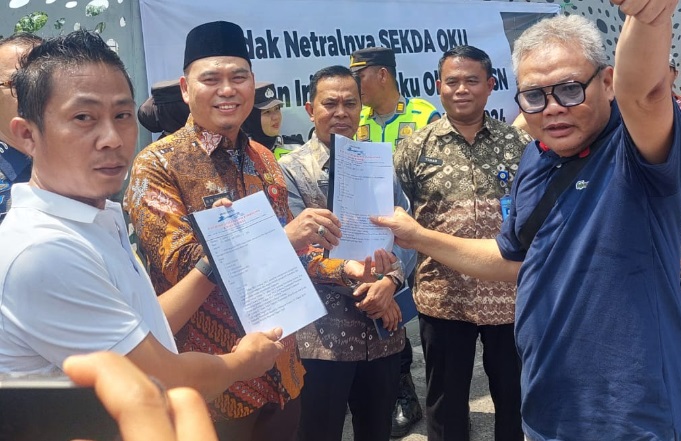 Puluhan Warga Geruduk Kantor Gubernur Sumsel, Tuntut Pencopotan Sekda OKU 