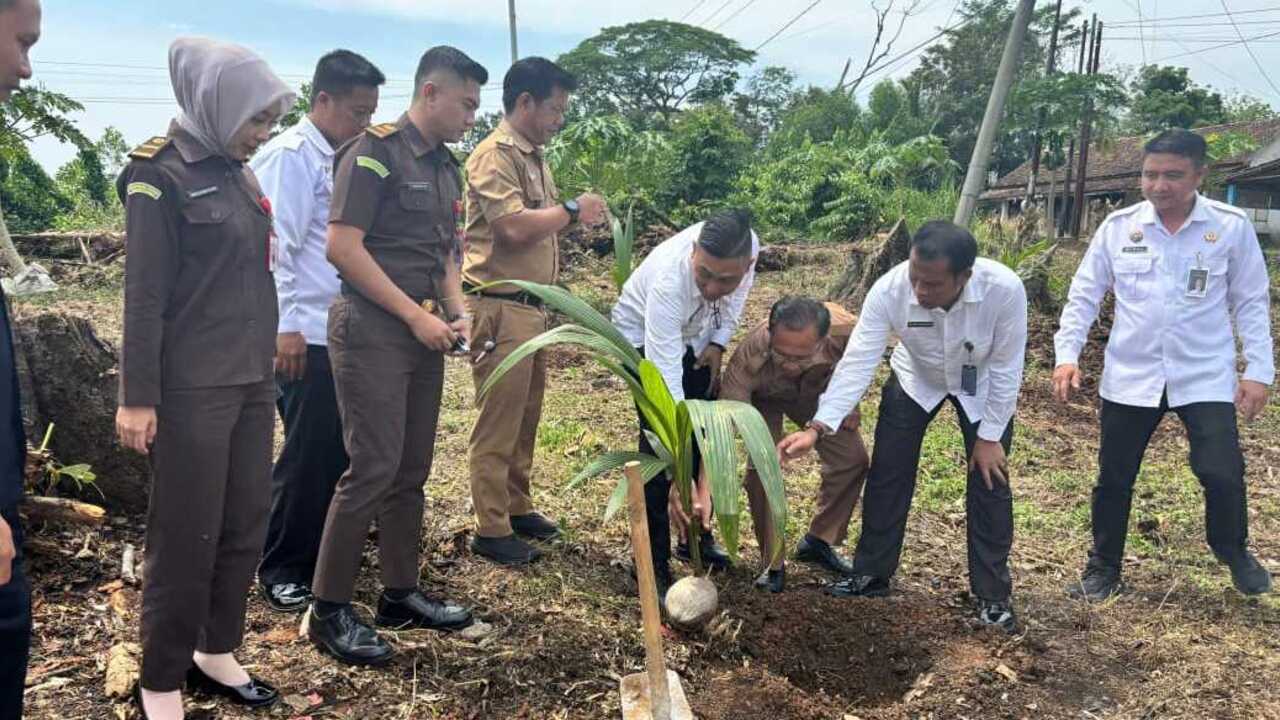 Dukung Peresmian Program Ketahanan Pangan, Rutan Baturaja Laksanakan Penanaman Pohon Kelapa