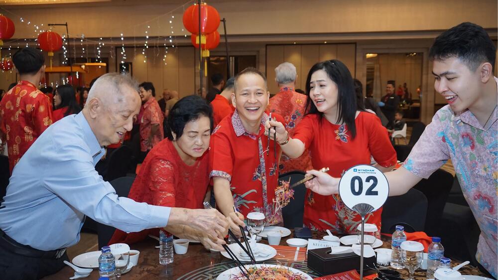 Rayakan Tahun Baru Imlek dengan Tradisi Yu Sheng di Wyndham Opi Hotel Palembang