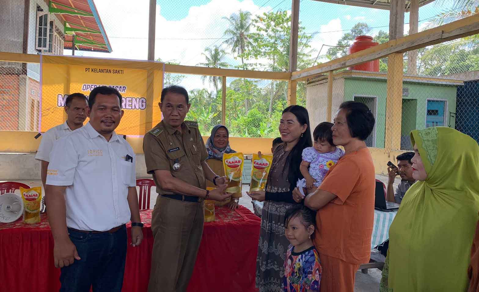 PT Kelantan Sakti Gelar Bazar Minyak Goreng di Desa Teloko