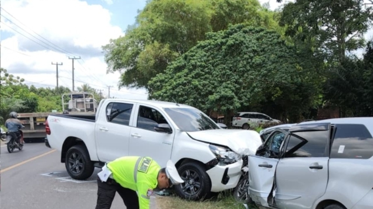 Gagal Nyalip, Avanza-Hilux Adu Kambing
