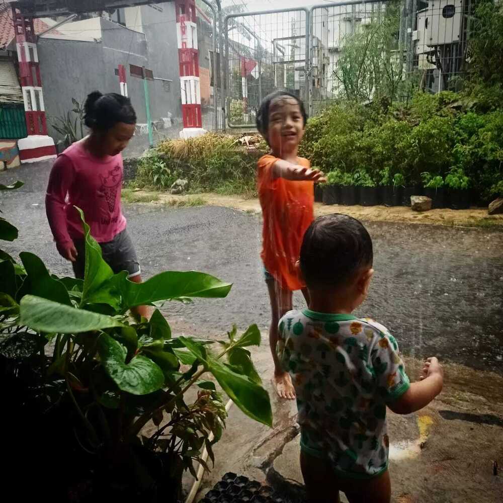 Anak Anda Senang Mandi Hujan? Jangan Dilarang Ini Manfaat Mandi Hujan