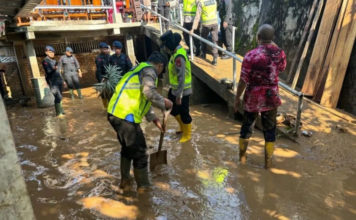 Polres OKU Terjunkan Personel Bantu Korban Banjir