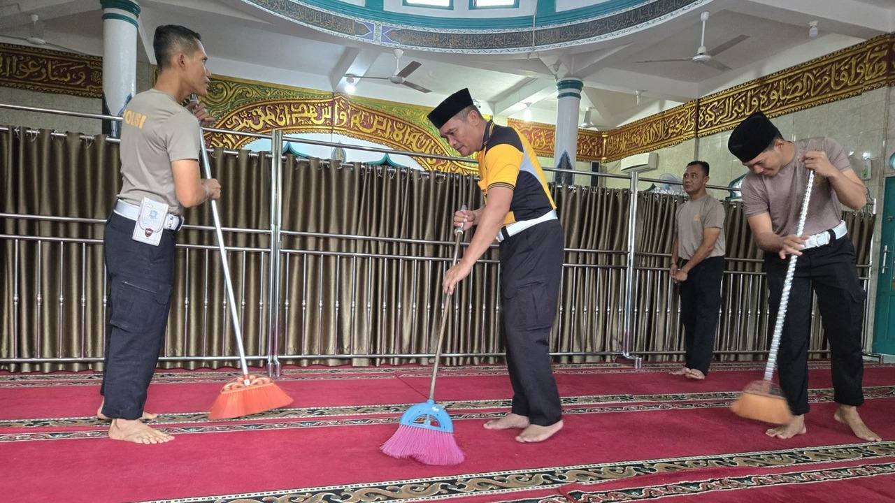 Sambut Ramadhan 1446 H : Satlantas Polres Lubuklinggau Bersih-Bersih Masjid dan Bagikan Sembako 