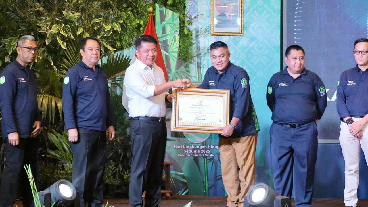 Momen Hari Lingkungan Hidup Sedunia, Ratu Dewa Raih 3 Penghargaan Langsung dari Gubernur Sumsel