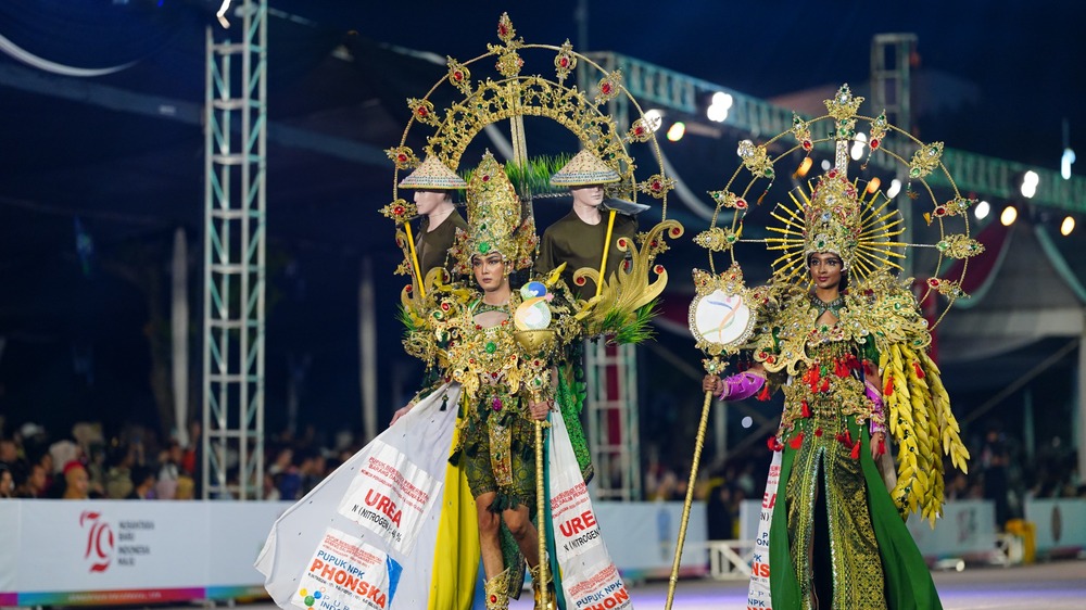 Artwear Berbahan Kantong Pupuk Pusri Tampil di Jember Fashion Carnaval 2024