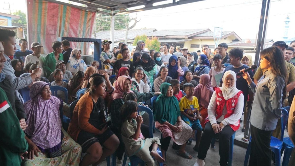 Bantu Warga Terdampak Kebakaran, Anggota DPD RI Ratu Tenny Leriva Salurkan Bantuan di Kelurahan 1 Ulu