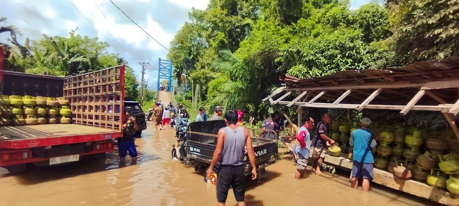 Hiswana Migas OKU Raya Distribusikan LPG 3 Kg ke Daerah Terdampak Banjir