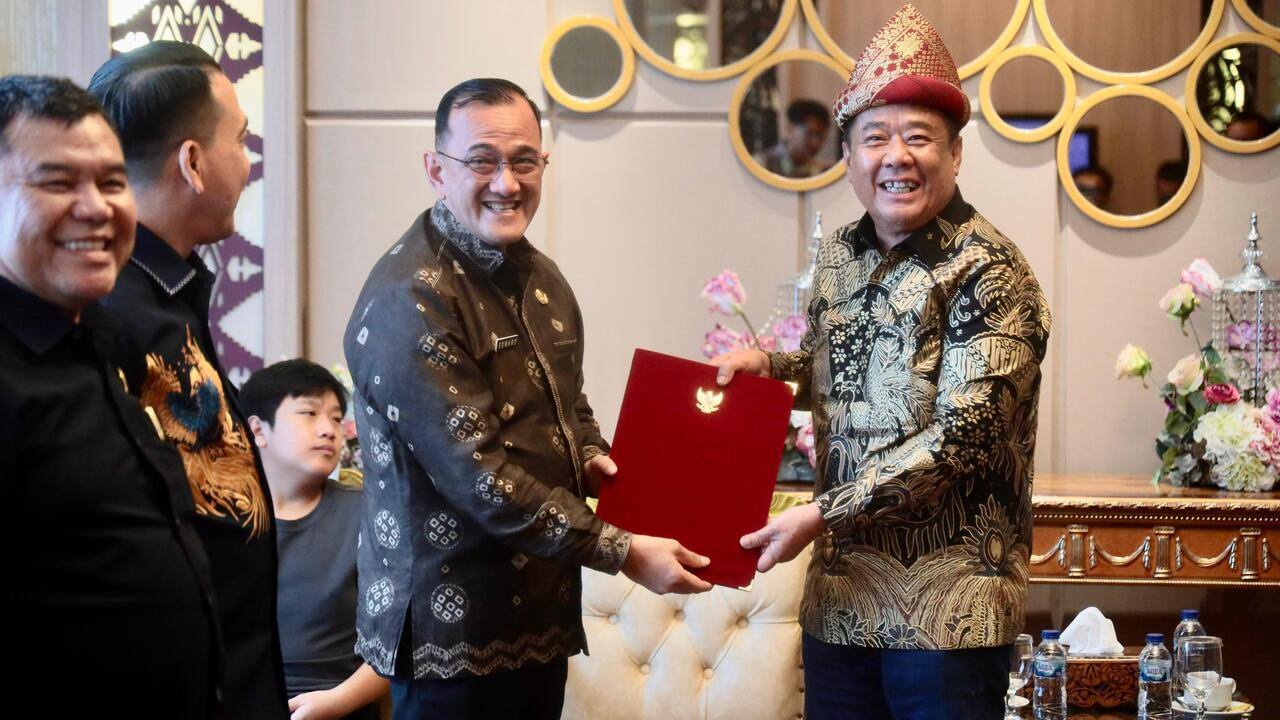 Tiba di  Bandara SMB II Palembang, Wagub Cik Ujang Terima Surat Penunjukan Plt Gubernur Sumsel