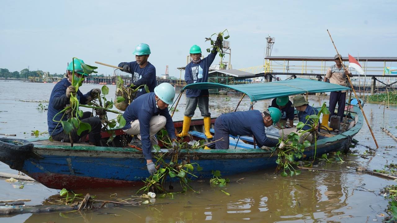 Pusri Gelar Aksi Bersih Sungai & Dermaga dalam Rangka World Cleanup Day 2025