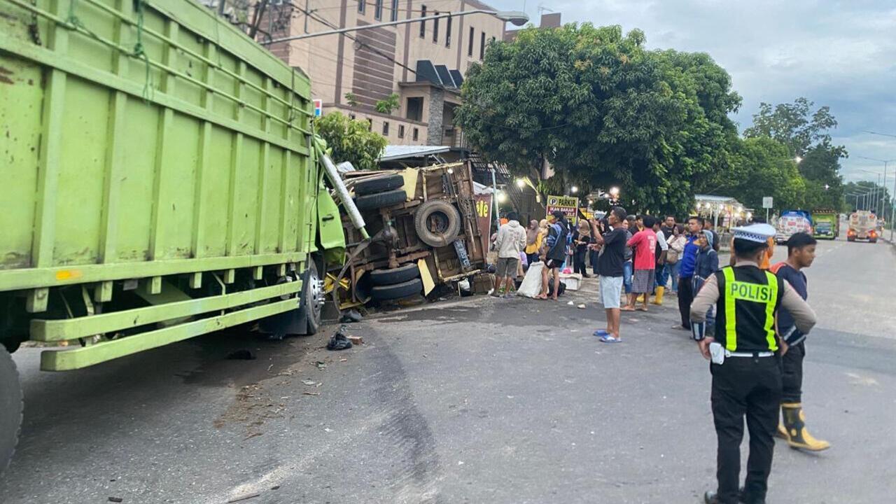 Diduga Sopir Mengantuk, Puso Tabrak Colt Diesel di Simpang Empat Tanjung Raman Prabumulih