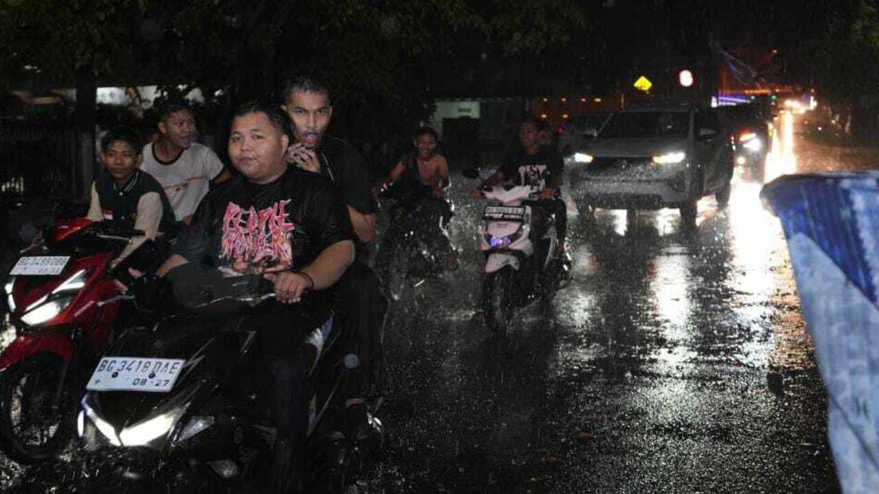 Semarak Pawai Takbir di Tengah Hujan 