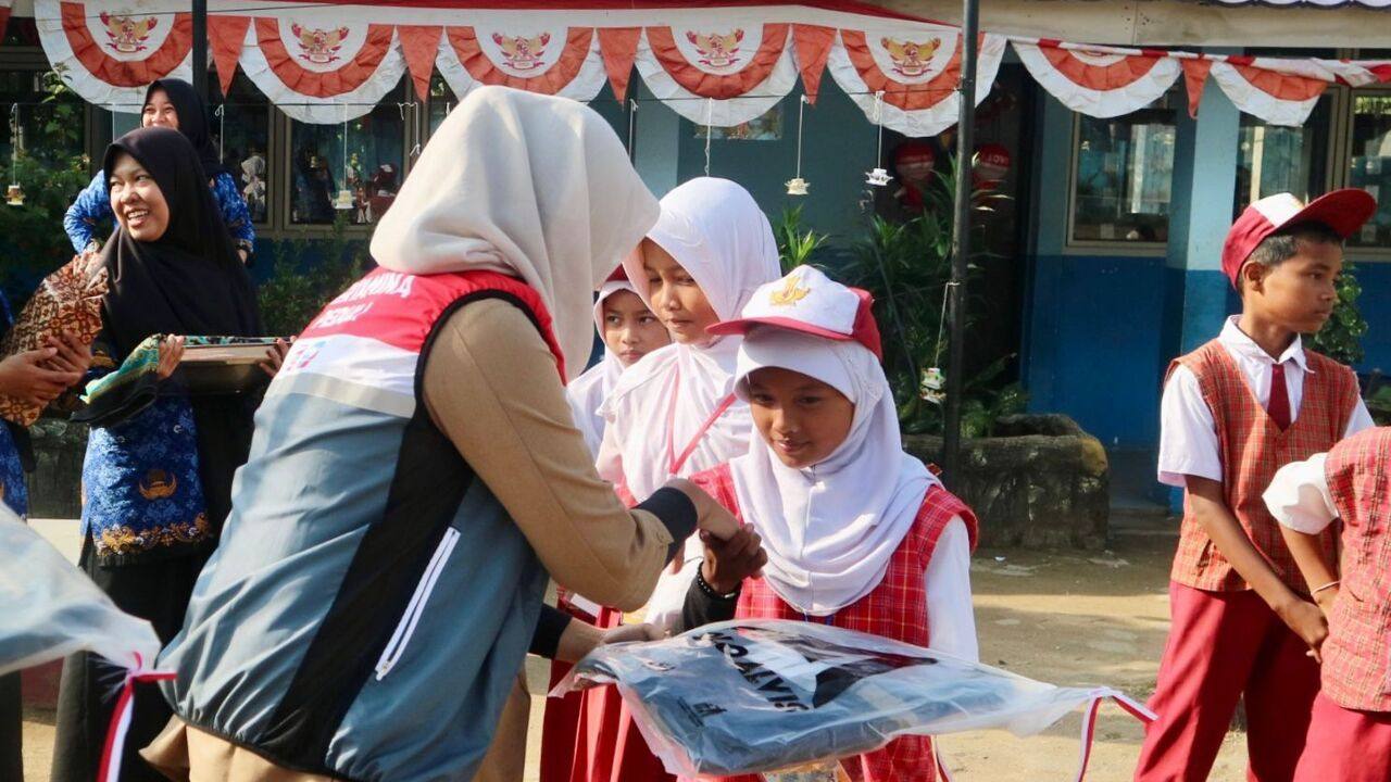 Merdekakan Akses Pendidikan, Pertamina Bagikan Peralatan Belajar Anak Sekolah di Palembang