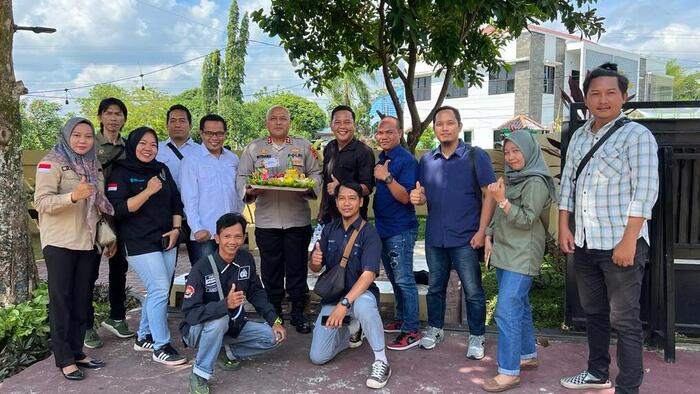 Dapat Kejutan Nasi Tumpeng dari KW HOT, Kapolres Prabumulih : Semoga Sinergitas Kita Tetap Terjaga