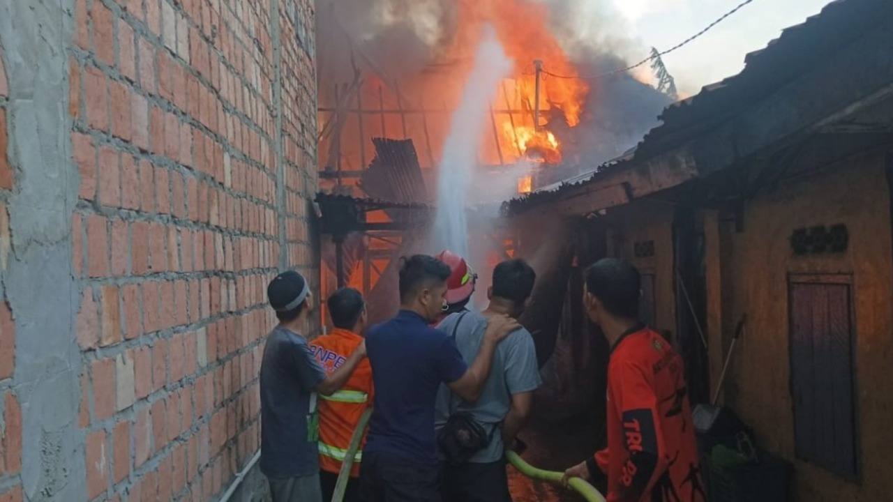Diduga Konsleting Listrik, Rumah Panggung di Karang Raja Prabumulih Ludes Dilalap Api