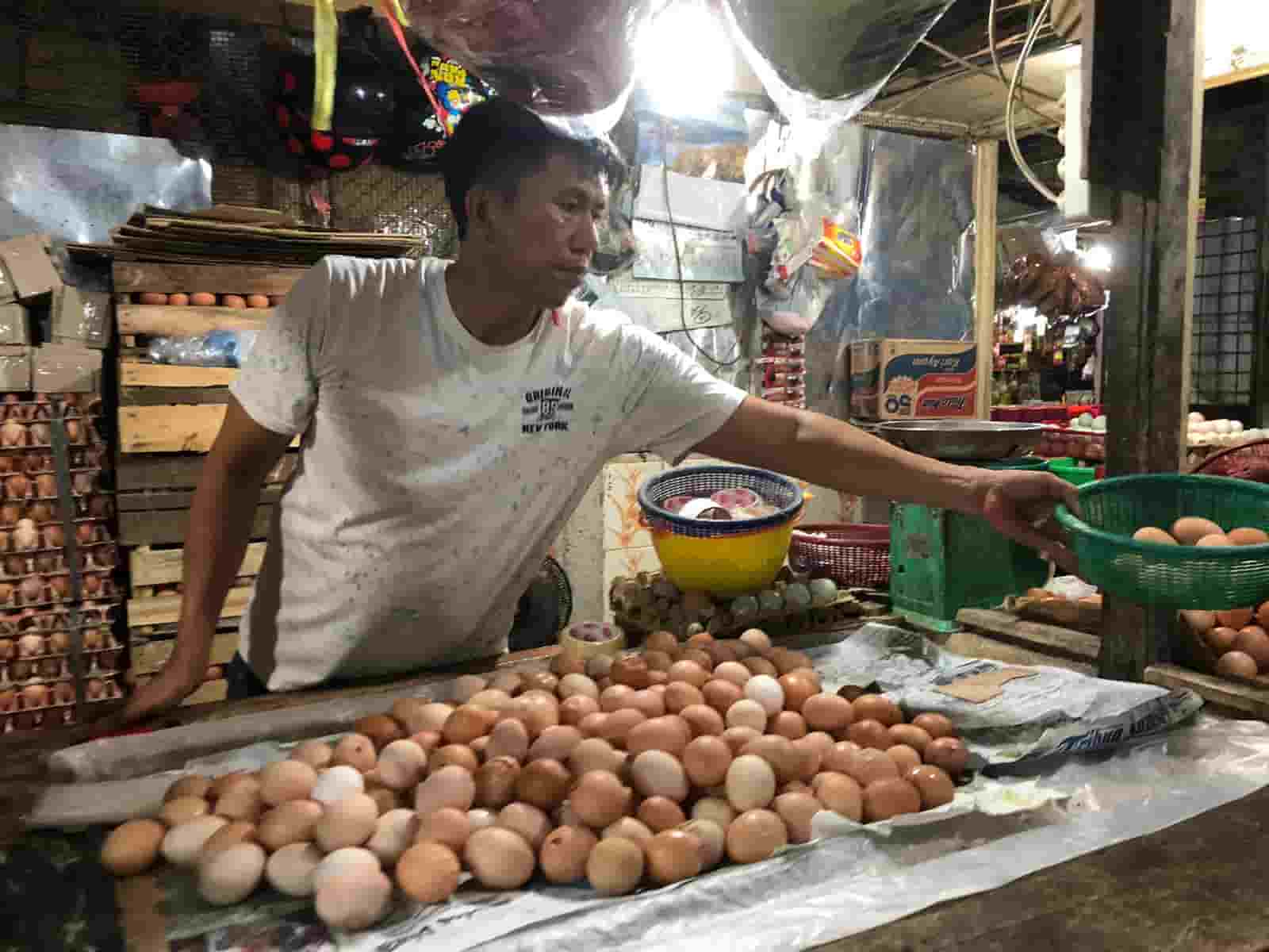Telur dan Ayam Naik Lagi Pedagang di Palembang Mengeluh Sepi Pembeli