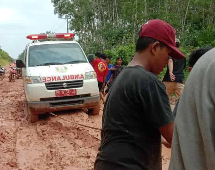Viral di Medsos Bidan Kabupaten Banyuasin Minta Selamatkan Pasien, Rupanya karena Jalan Rusak dan Berlumpur...