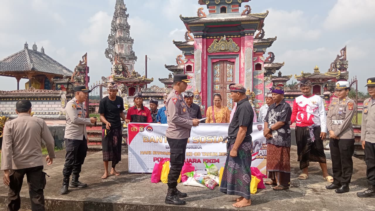 Bansos dan Baksos di Pura Bali Agung Air Talas