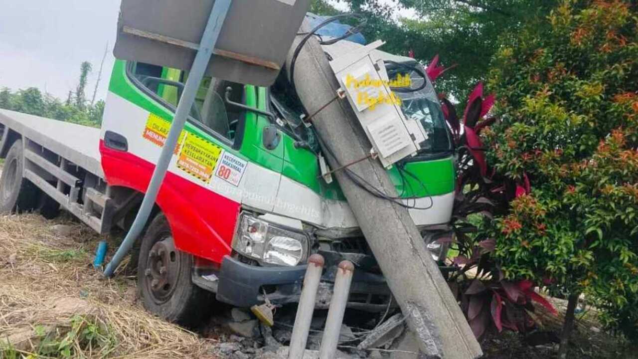 Diduga Sopir Mengantuk, Truk Trailer Alami Laka Tunggal Tabrak Tiang Listrik