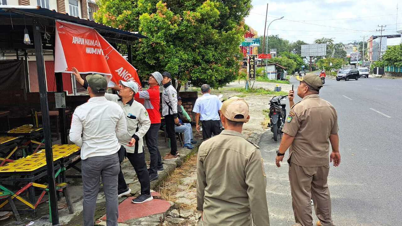 Semrawut, Bapenda dan Sat Pol PP Turun Tangan Tertibkan Baliho Tak Berizin di Jalan Jendsu