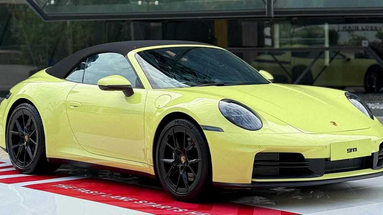 Dibanderol Rp 4,2 Miliar, Inilah Alasan Porsche 911 Carrera Cabriolet 2025 Layak Diburu Kolektor.