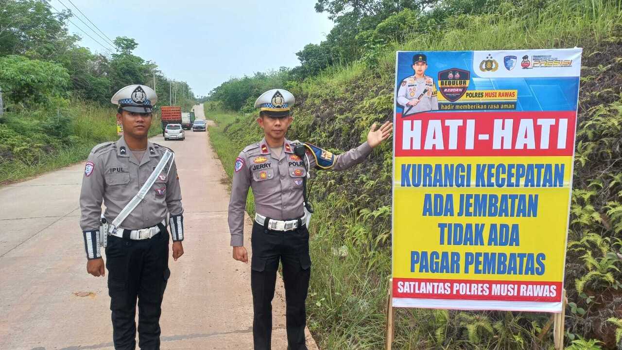 Inisiatif Cegah Lakalantas: Polres Mura Pasang Plang Peringatan di Lokasi Minim Penerangan