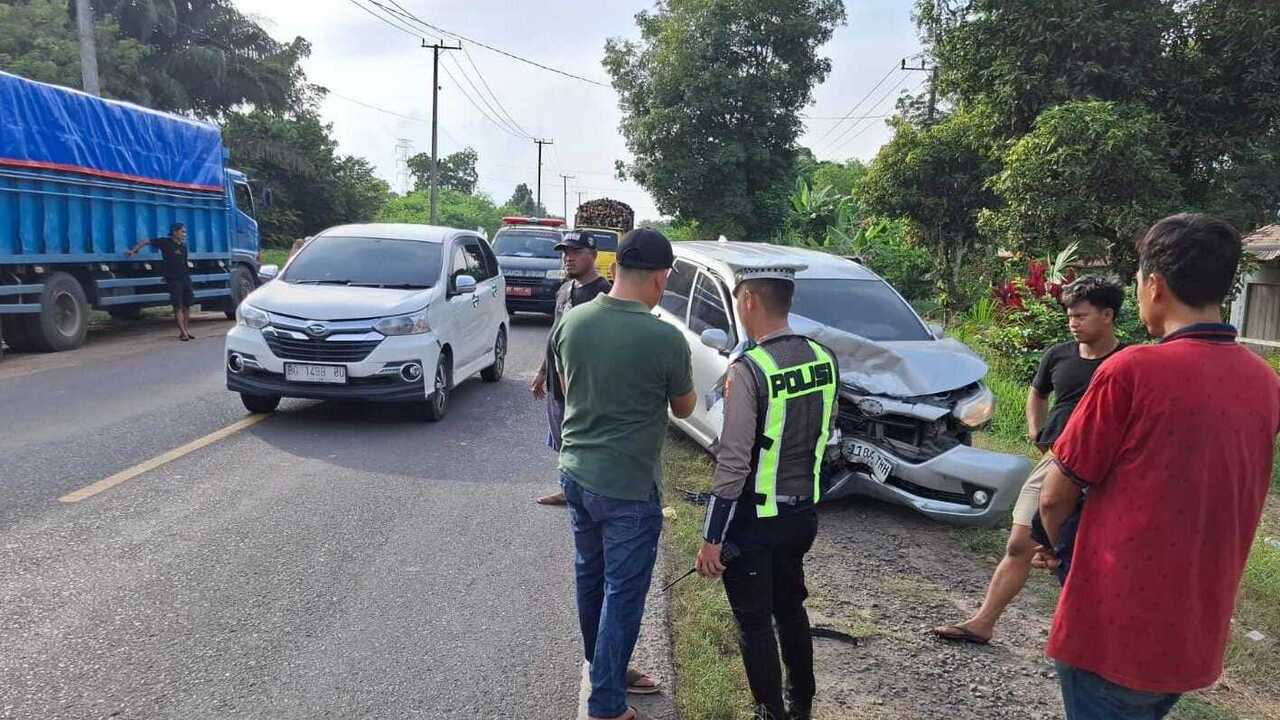 Diduga Sopir Mengantuk, Dua Mobil Avanza Adu Banteng di Jalinteng Indralaya–Prabumulih