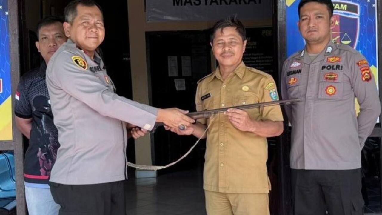 Warga Sinar Peninjauan Serahkan Senpira Laras Panjang ke Polisi
