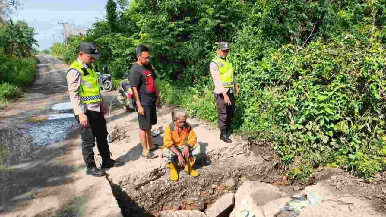 Polres OKU Pasang Rambu Peringatan Dini di Jalan Amblas