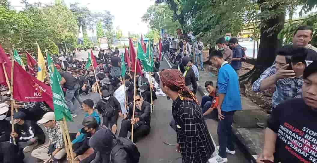 Massa OKP Bersatu Peduli Rakyat Geruduk Pemkab Lahat, Bupati Cik Ujang Terima Raport Merah...