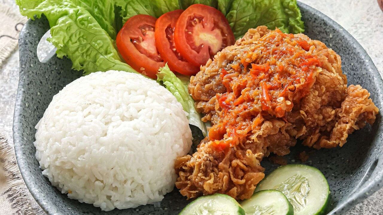 Ayam Geprek Naik Daun Lagi : UMKM Berinovasi, Media Sosial Jadi Penggerak Utama