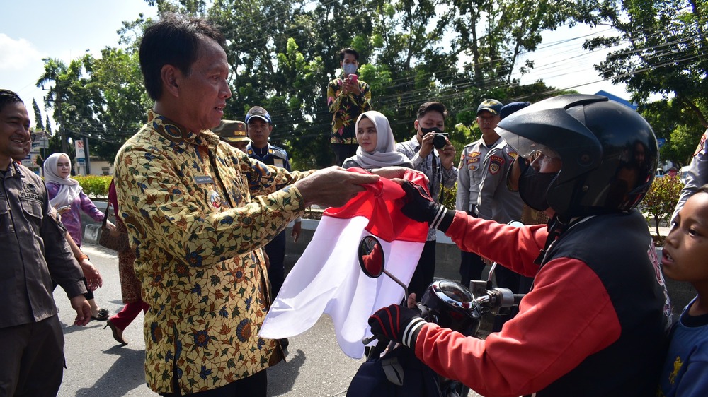 Pemkab OKI Bagikan 1.500 Bendera Merah Putih, Asmar : Ini Program Pemerintah Pusat